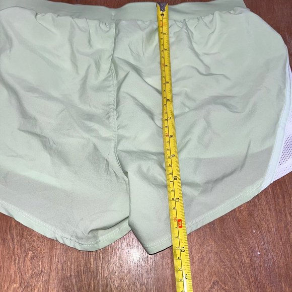 Under Armour Women's White Shorts Small Pockets Training‎ Loose - Picture 2 of 6